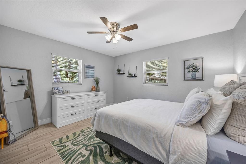 For Sale: $350,000 (3 beds, 2 baths, 988 Square Feet)