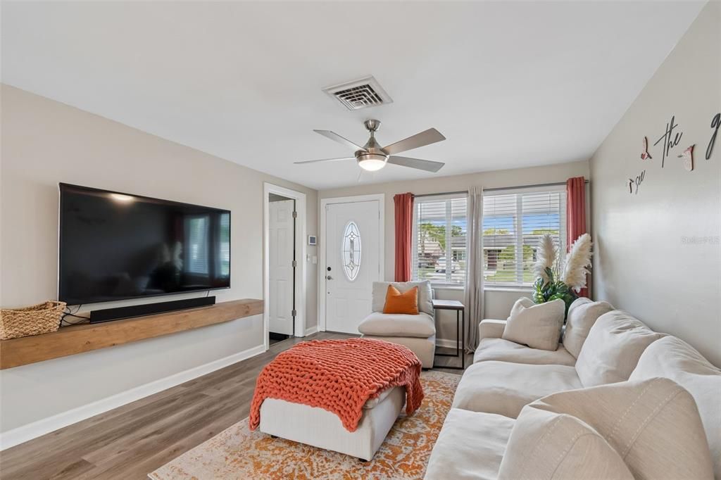 На продажу: $424,999 (4 спален, 2 ванн, 1196 Квадратных фут)
