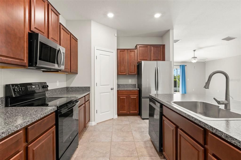 For Sale: $339,900 (4 beds, 2 baths, 1841 Square Feet)