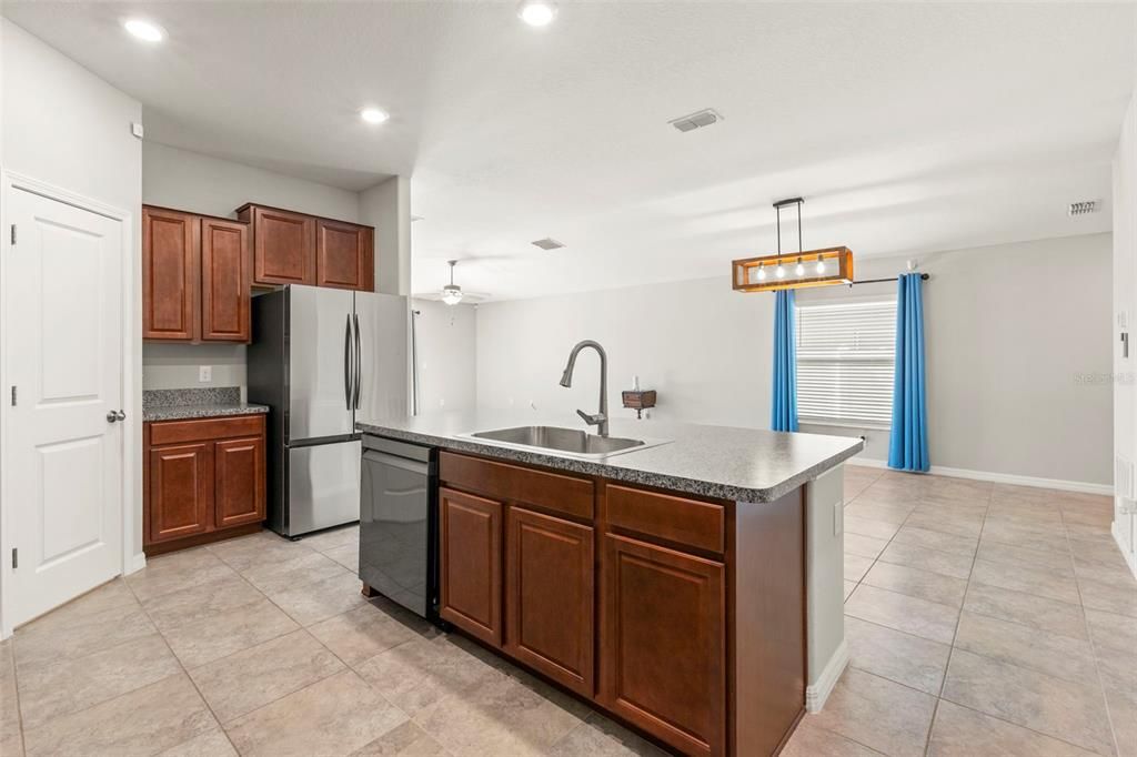 For Sale: $339,900 (4 beds, 2 baths, 1841 Square Feet)