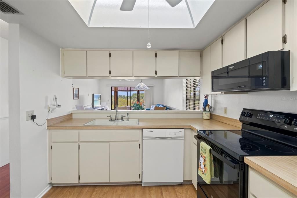 For Sale: $195,000 (2 beds, 2 baths, 995 Square Feet)