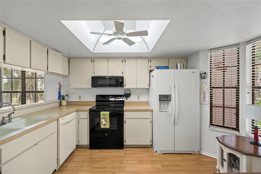 For Sale: $195,000 (2 beds, 2 baths, 995 Square Feet)