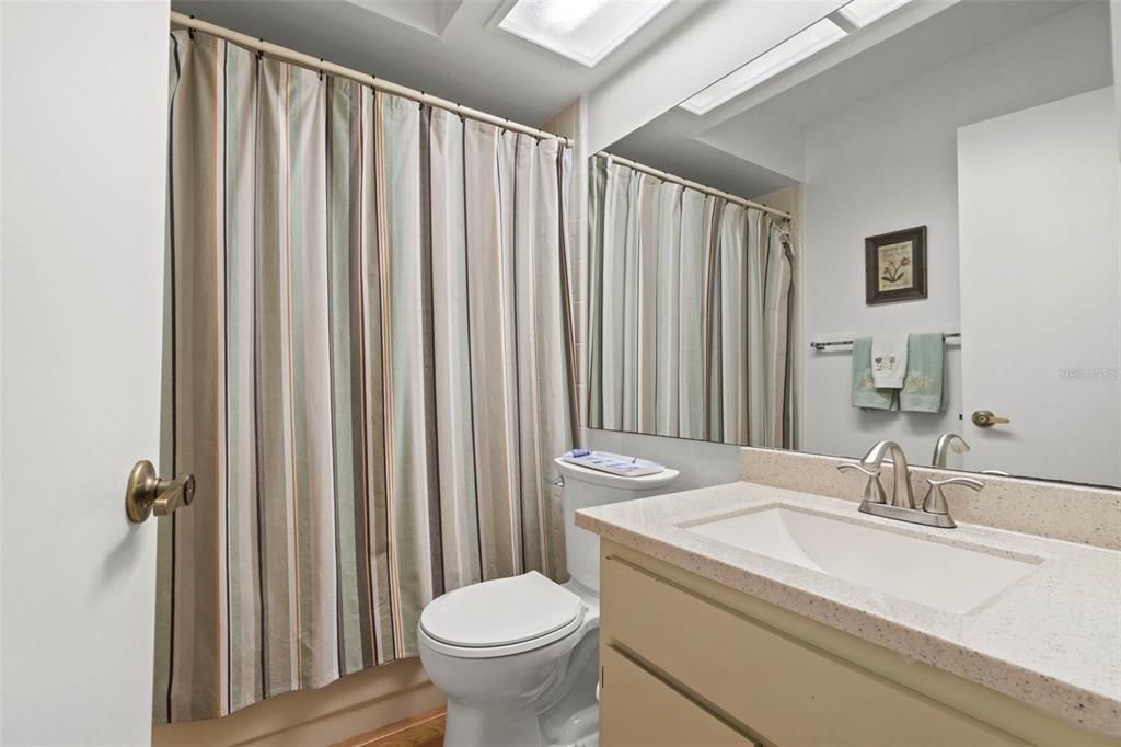 For Sale: $195,000 (2 beds, 2 baths, 995 Square Feet)