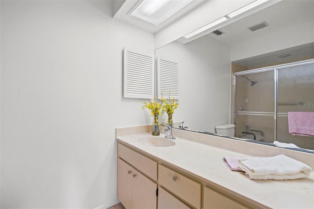 For Sale: $195,000 (2 beds, 2 baths, 995 Square Feet)