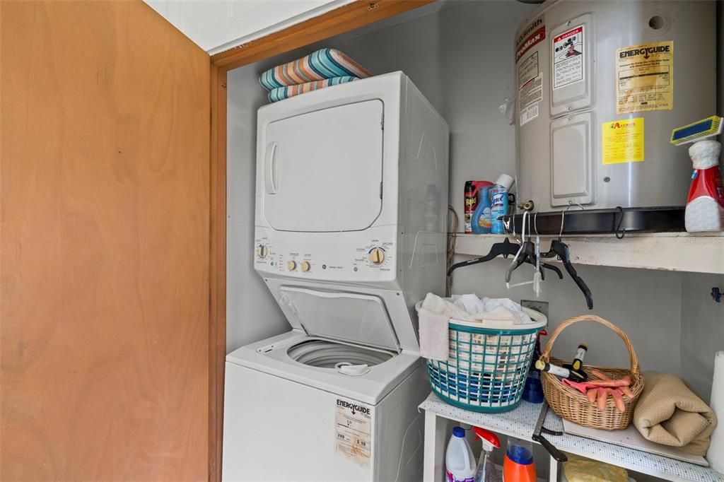 For Sale: $195,000 (2 beds, 2 baths, 995 Square Feet)