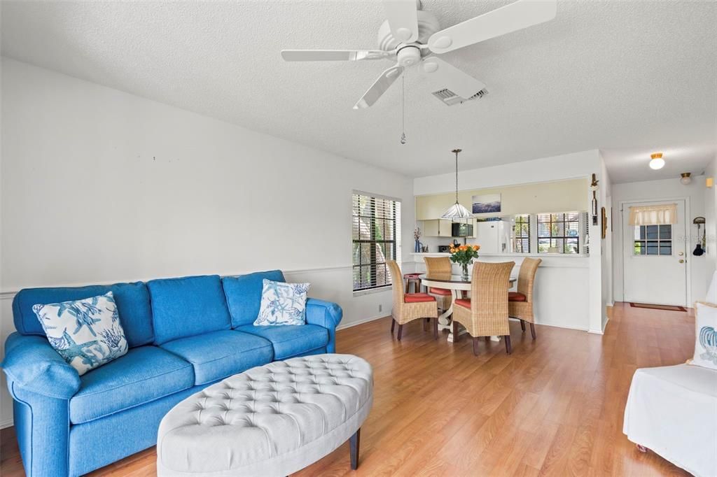 For Sale: $195,000 (2 beds, 2 baths, 995 Square Feet)