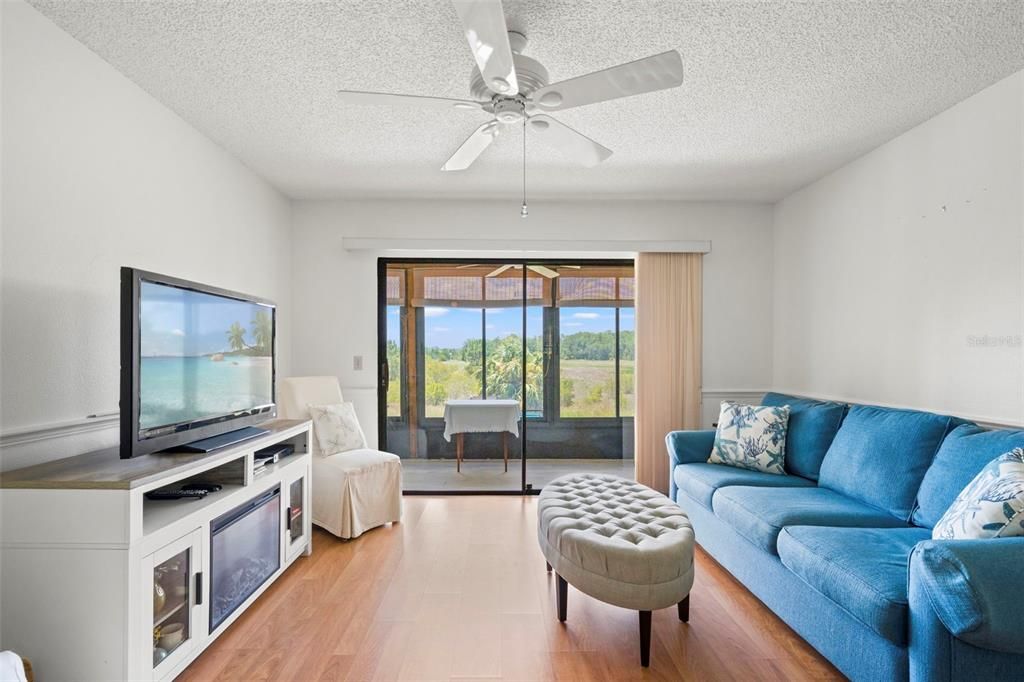 For Sale: $195,000 (2 beds, 2 baths, 995 Square Feet)