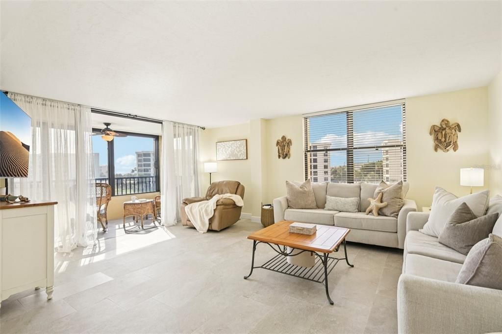 For Sale: $1,100,000 (2 beds, 2 baths, 1361 Square Feet)