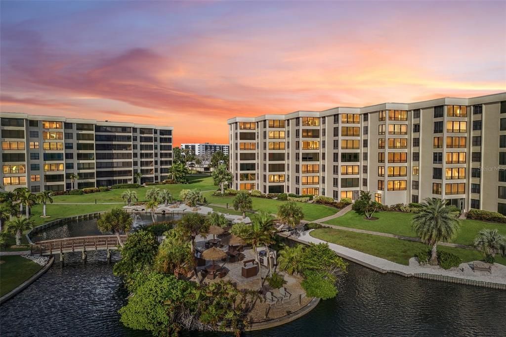 For Sale: $1,100,000 (2 beds, 2 baths, 1361 Square Feet)