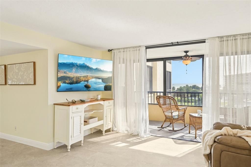 For Sale: $1,100,000 (2 beds, 2 baths, 1361 Square Feet)