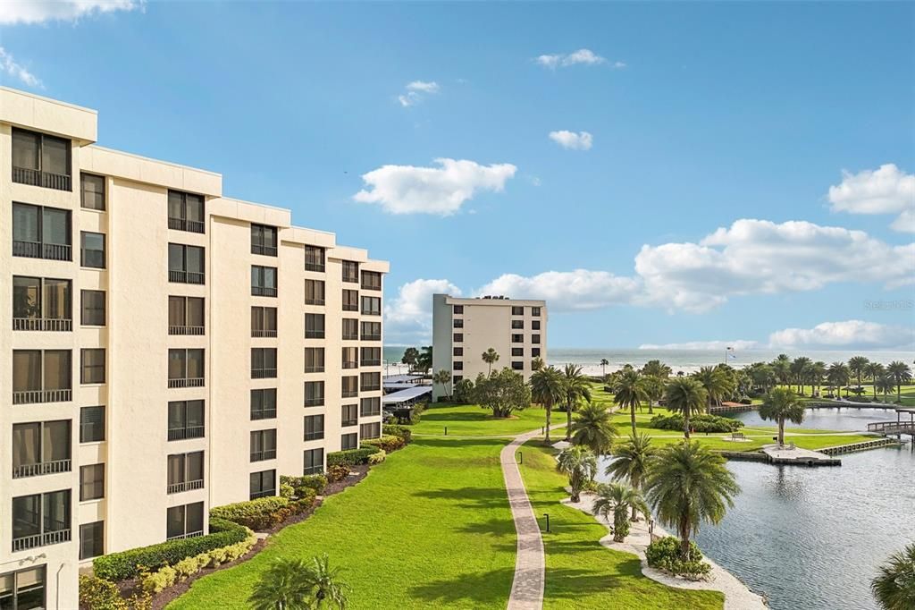 For Sale: $1,100,000 (2 beds, 2 baths, 1361 Square Feet)