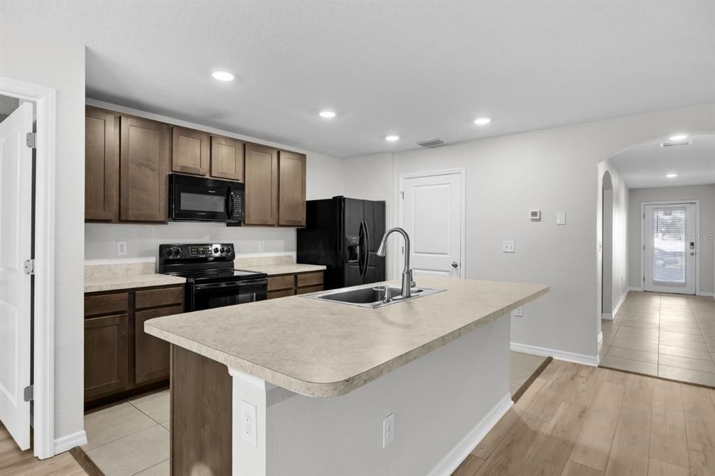 For Rent: $2,350 (3 beds, 2 baths, 1672 Square Feet)