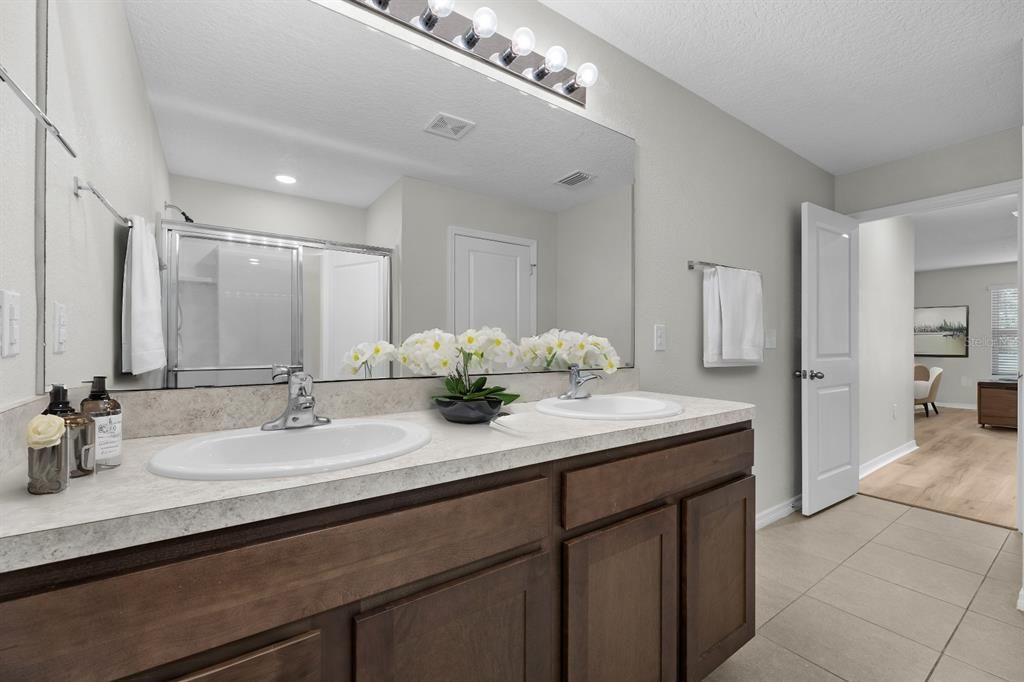For Rent: $2,350 (3 beds, 2 baths, 1672 Square Feet)