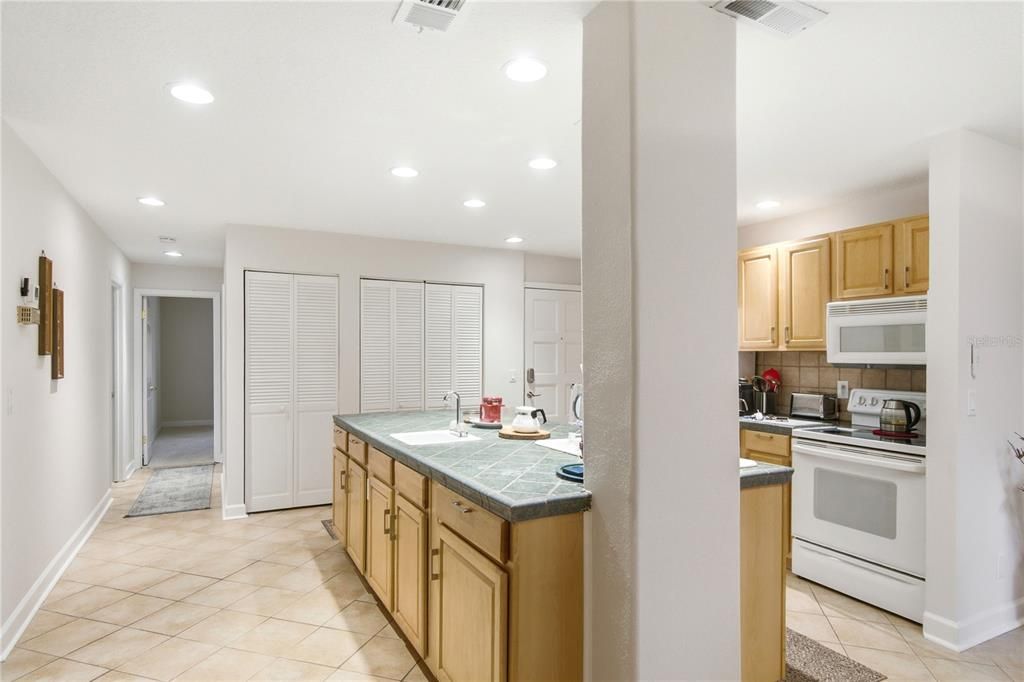 For Sale: $170,000 (2 beds, 2 baths, 1006 Square Feet)