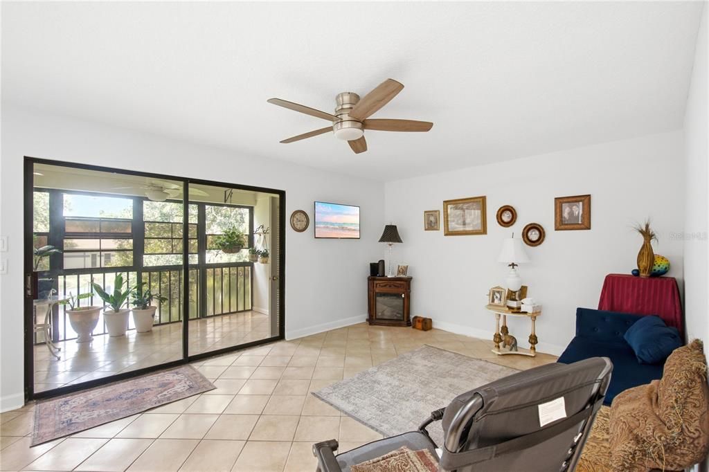 For Sale: $170,000 (2 beds, 2 baths, 1006 Square Feet)