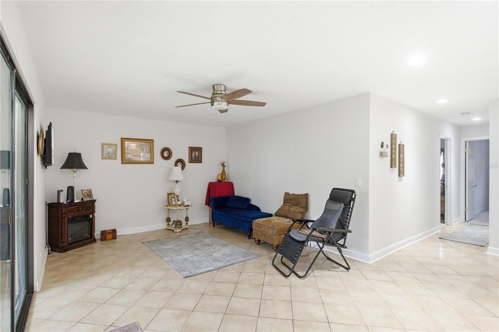 For Sale: $170,000 (2 beds, 2 baths, 1006 Square Feet)
