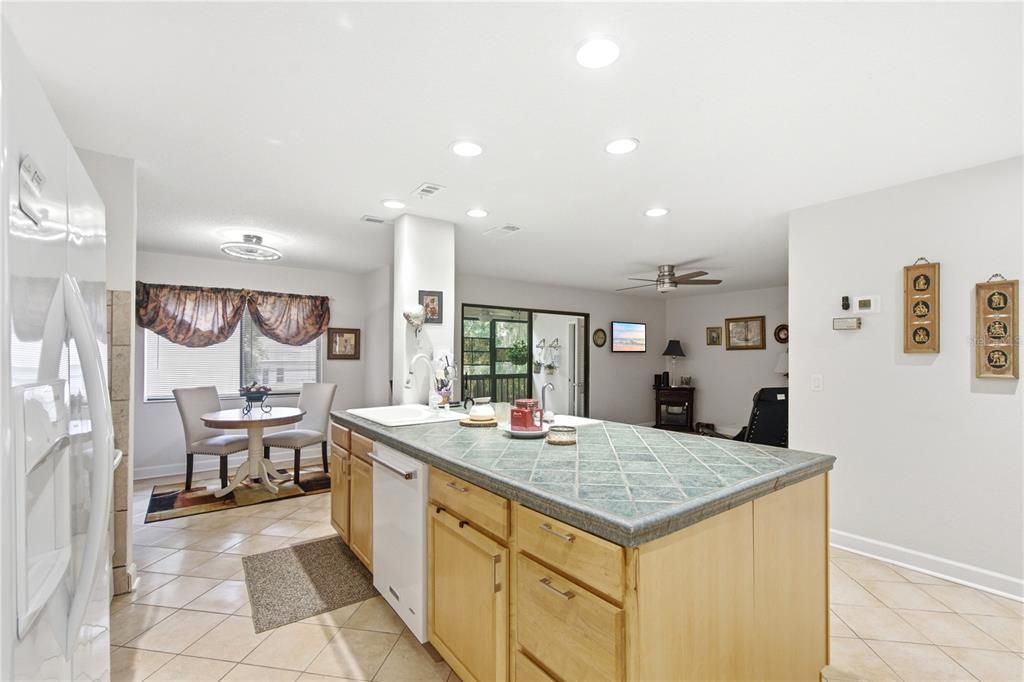 For Sale: $170,000 (2 beds, 2 baths, 1006 Square Feet)