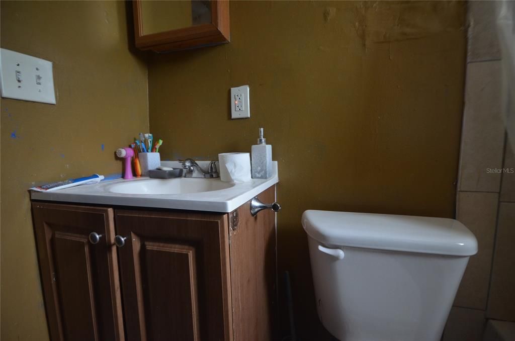 For Sale: $175,000 (2 beds, 1 baths, 895 Square Feet)