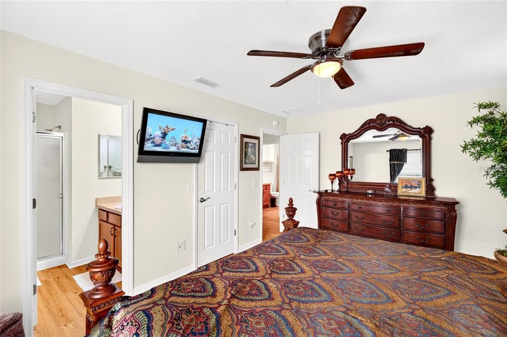 For Sale: $265,000 (2 beds, 2 baths, 1156 Square Feet)