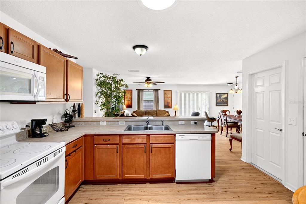 For Sale: $265,000 (2 beds, 2 baths, 1156 Square Feet)