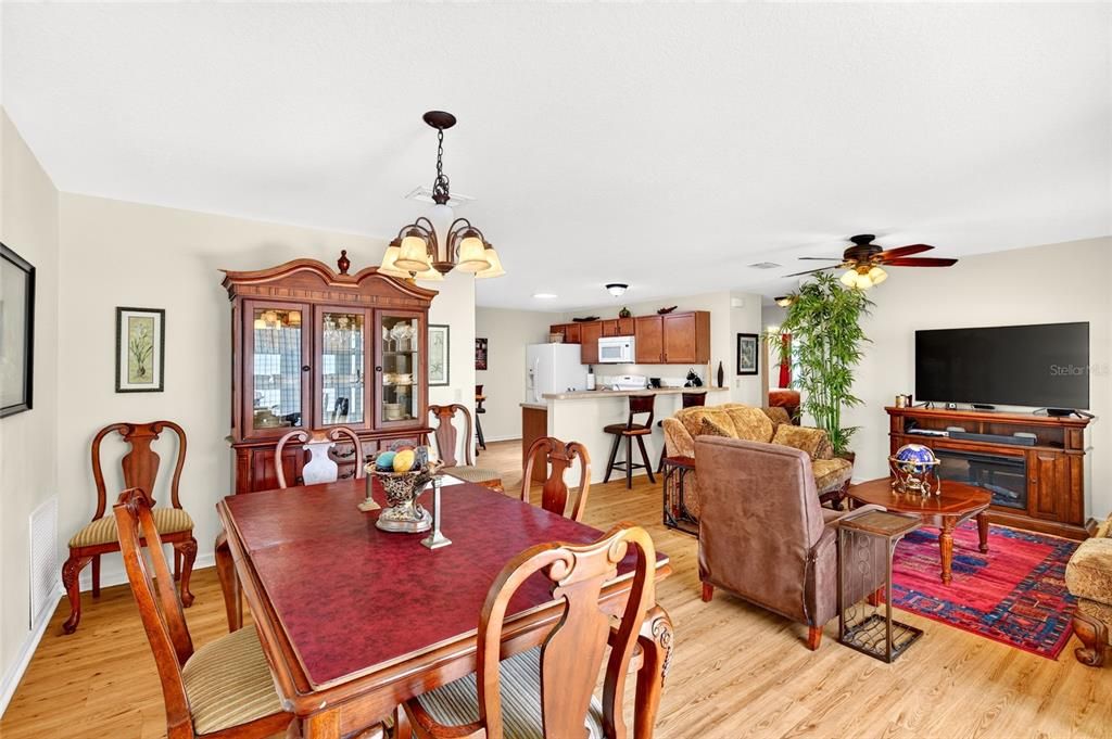 For Sale: $265,000 (2 beds, 2 baths, 1156 Square Feet)