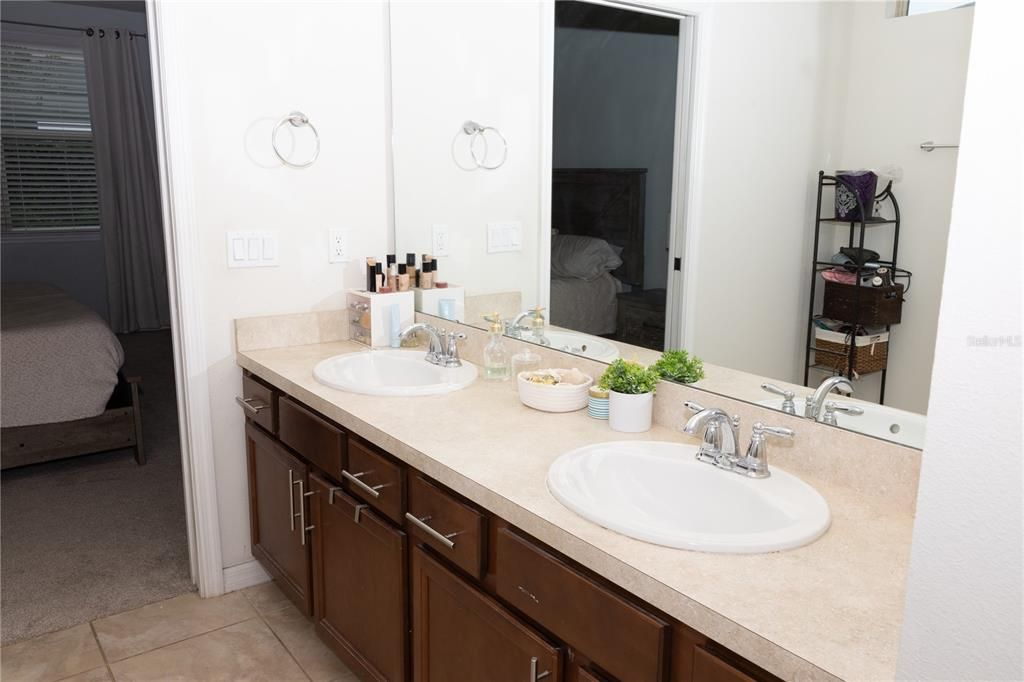 For Sale: $459,000 (3 beds, 2 baths, 1978 Square Feet)