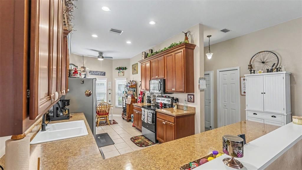For Sale: $300,000 (2 beds, 2 baths, 1729 Square Feet)