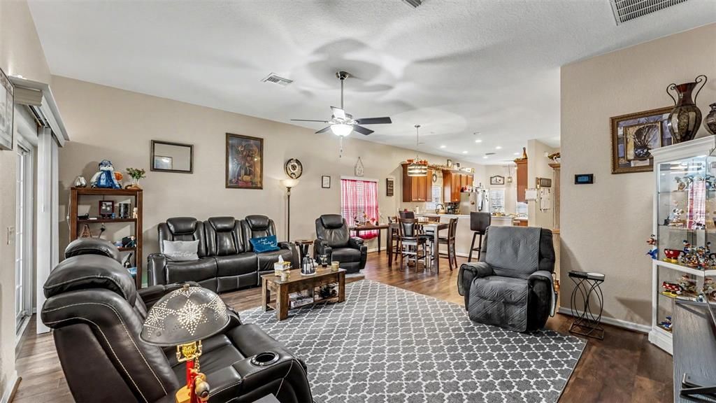 For Sale: $300,000 (2 beds, 2 baths, 1729 Square Feet)