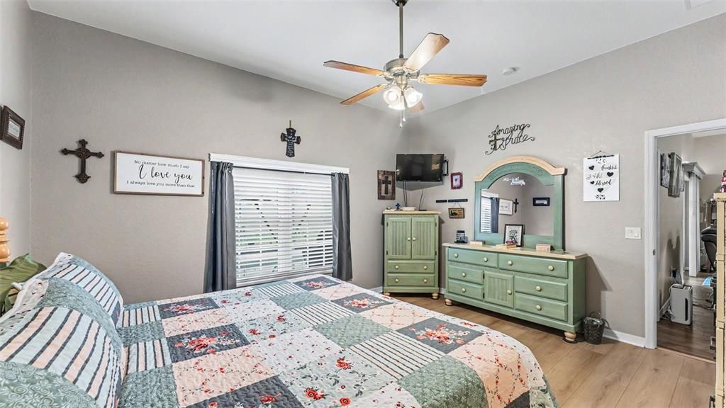 For Sale: $300,000 (2 beds, 2 baths, 1729 Square Feet)