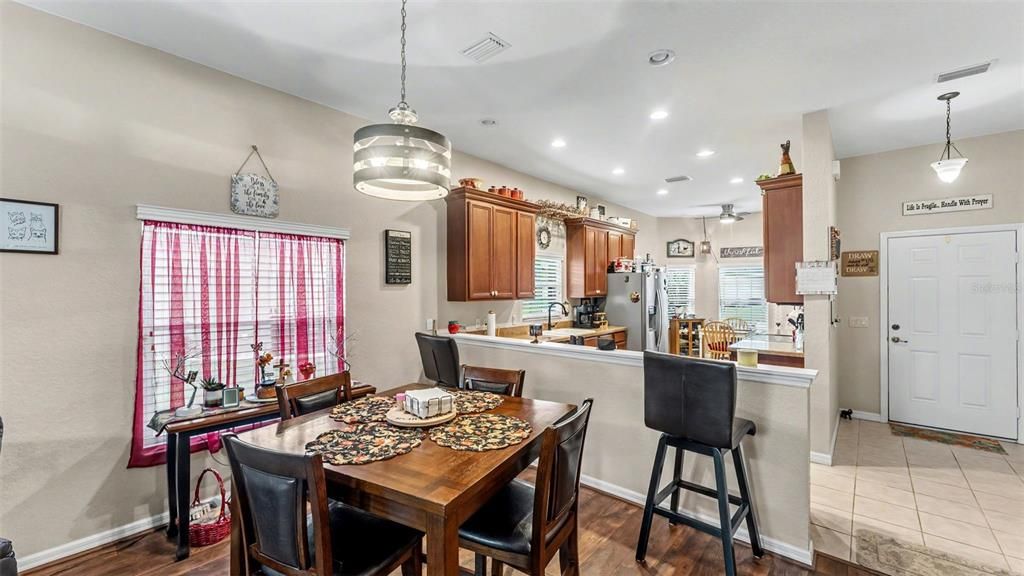For Sale: $300,000 (2 beds, 2 baths, 1729 Square Feet)