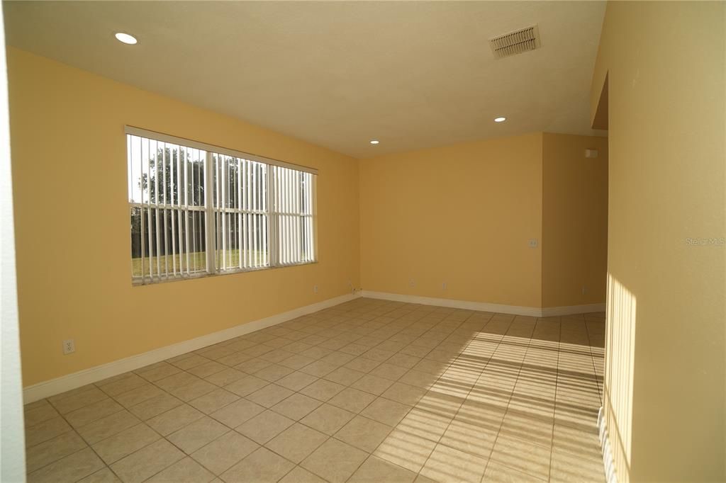 For Rent: $1,999 (3 beds, 2 baths, 1554 Square Feet)