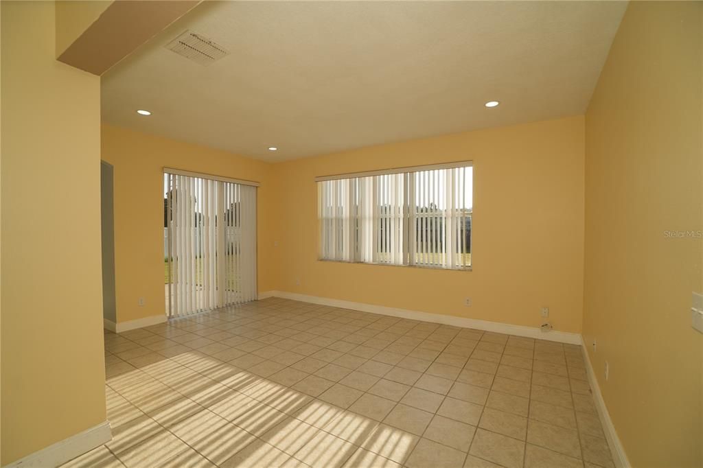 For Rent: $1,999 (3 beds, 2 baths, 1554 Square Feet)