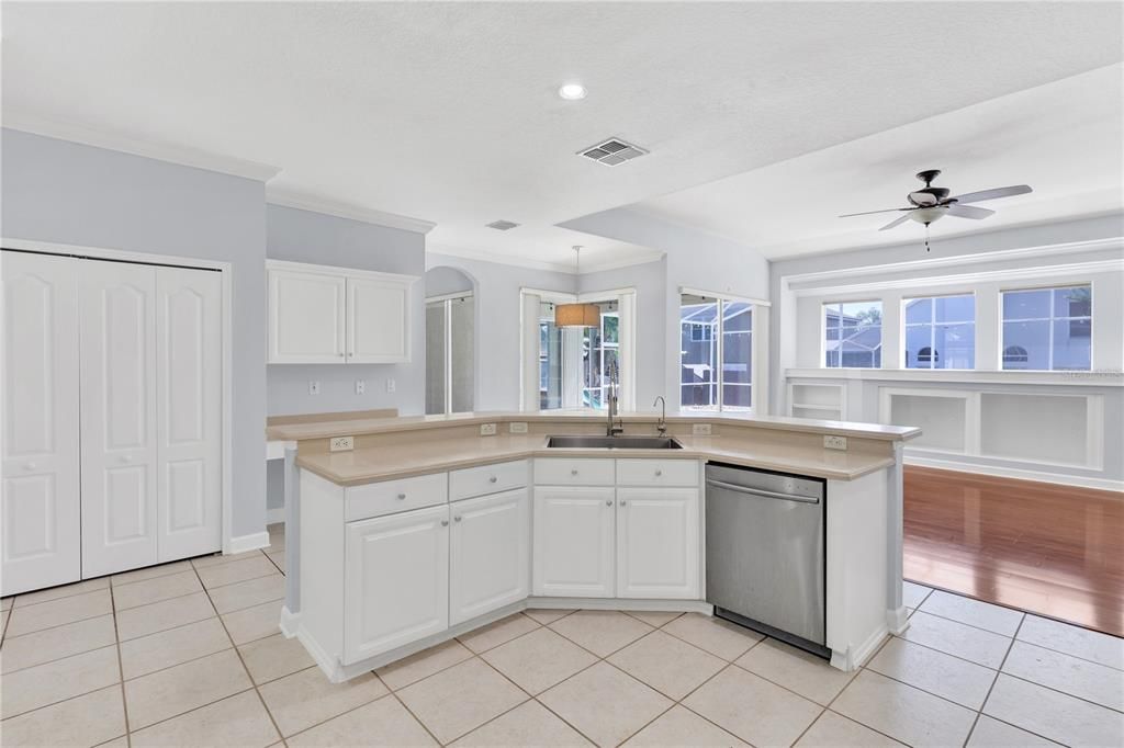 For Sale: $725,000 (4 beds, 4 baths, 3490 Square Feet)