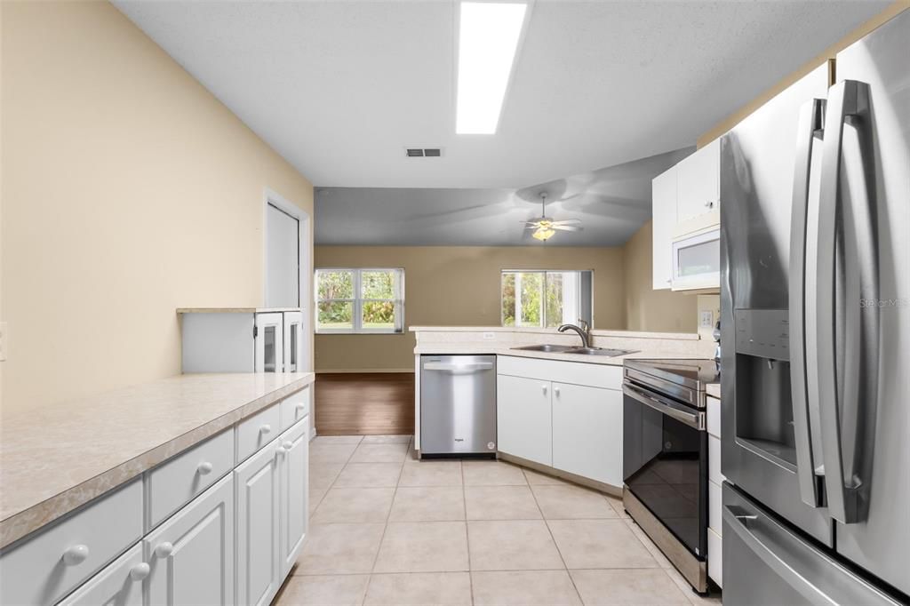 For Sale: $239,800 (2 beds, 2 baths, 1155 Square Feet)