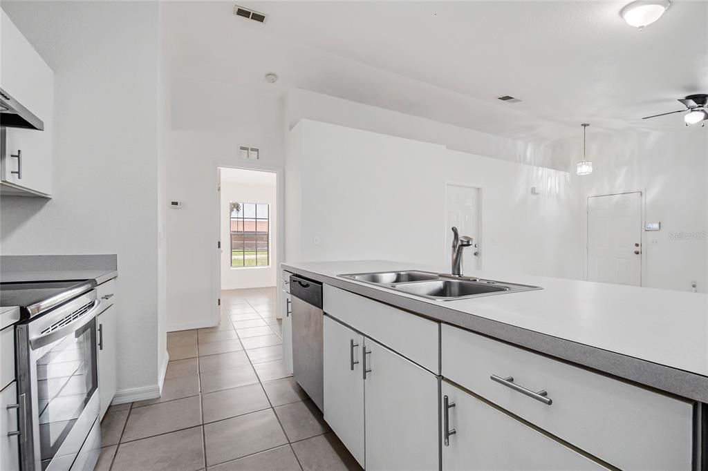 For Sale: $245,000 (3 beds, 2 baths, 1094 Square Feet)