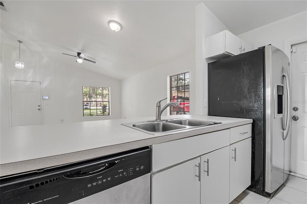For Sale: $245,000 (3 beds, 2 baths, 1094 Square Feet)