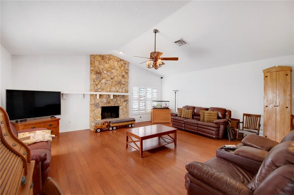 For Sale: $524,900 (3 beds, 2 baths, 1893 Square Feet)