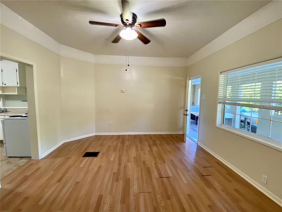 For Rent: $1,350 (2 beds, 1 baths, 900 Square Feet)