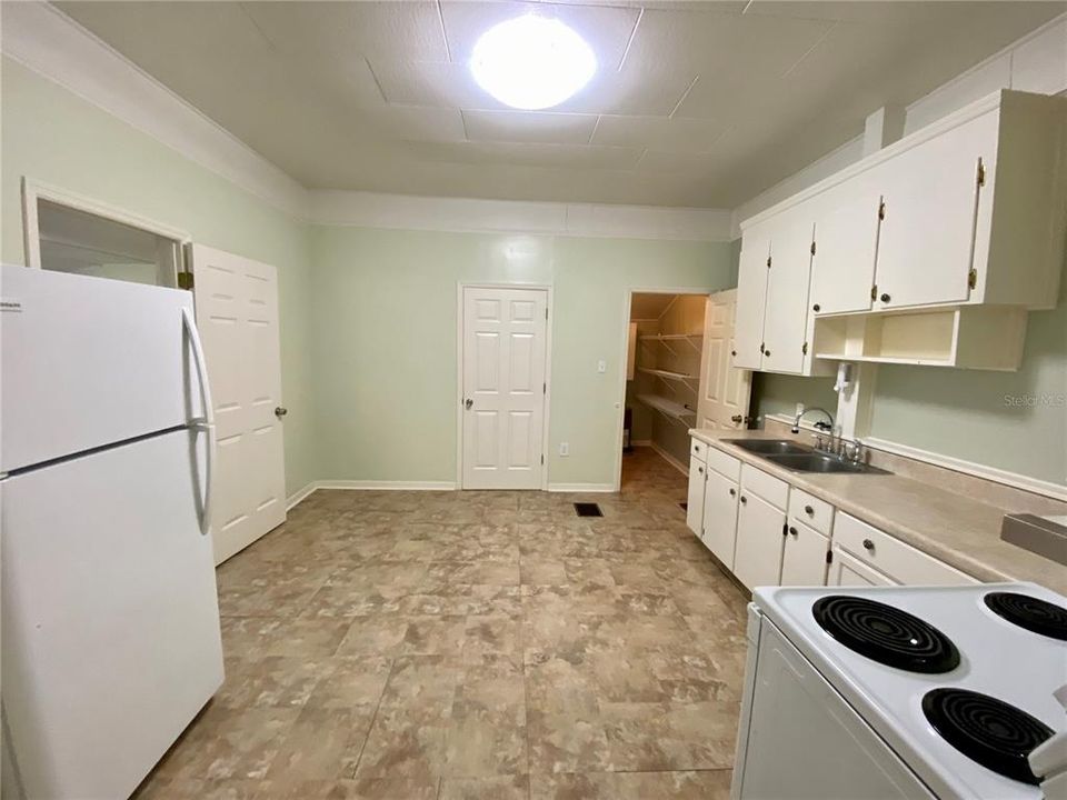 For Rent: $1,350 (2 beds, 1 baths, 900 Square Feet)