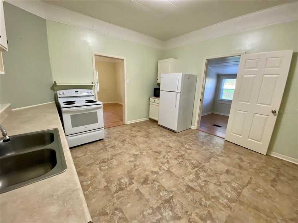 For Rent: $1,350 (2 beds, 1 baths, 900 Square Feet)