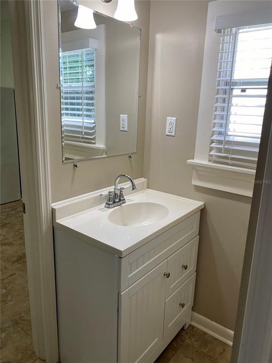 For Rent: $1,350 (2 beds, 1 baths, 900 Square Feet)