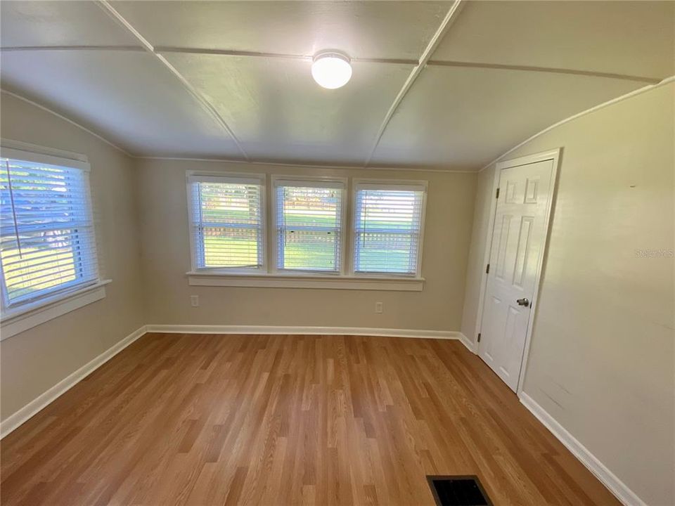 For Rent: $1,350 (2 beds, 1 baths, 900 Square Feet)