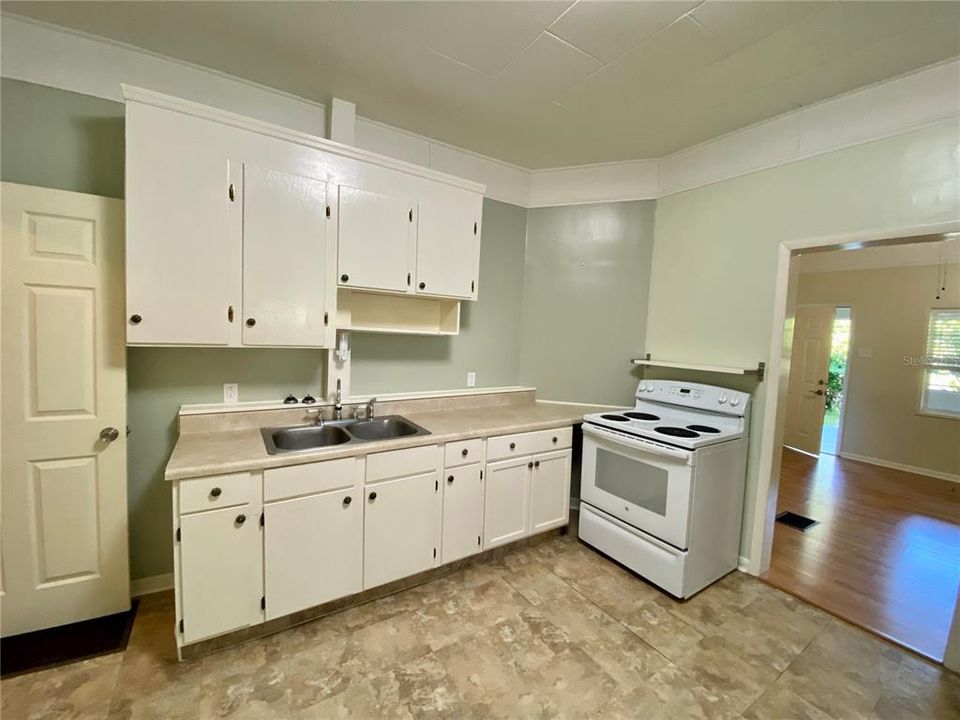 For Rent: $1,350 (2 beds, 1 baths, 900 Square Feet)