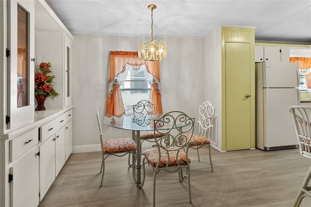 For Sale: $165,000 (2 beds, 2 baths, 1274 Square Feet)