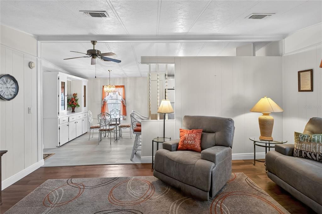 For Sale: $165,000 (2 beds, 2 baths, 1274 Square Feet)