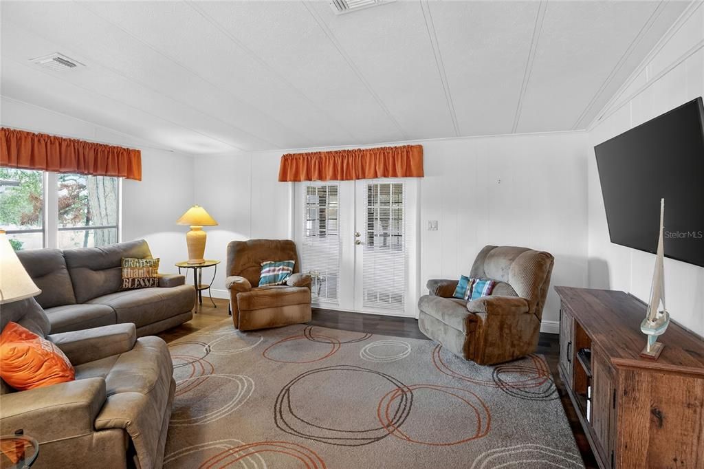 For Sale: $165,000 (2 beds, 2 baths, 1274 Square Feet)