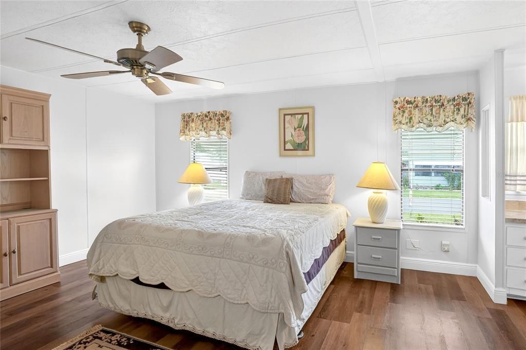 For Sale: $165,000 (2 beds, 2 baths, 1274 Square Feet)