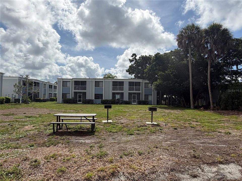 For Sale: $150,000 (2 beds, 1 baths, 960 Square Feet)
