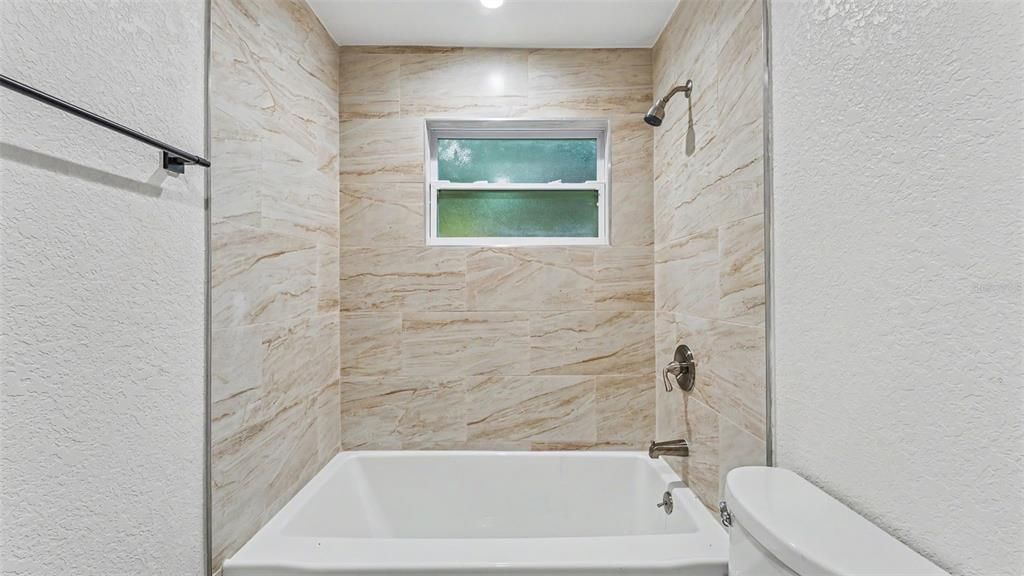 На продажу: $299,000 (4 спален, 2 ванн, 1559 Квадратных фут)