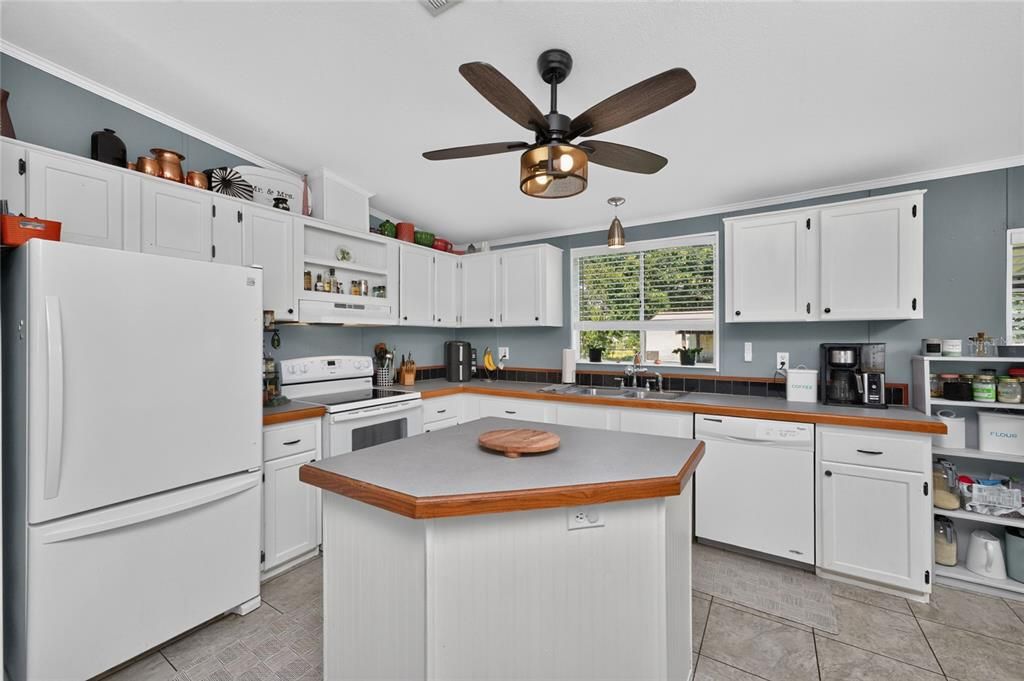For Sale: $245,000 (3 beds, 2 baths, 1629 Square Feet)